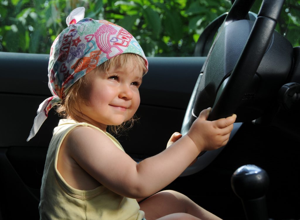 Lange Autofahrt mit Kindern: 50+ Tipps fürs entspannte Reisen »