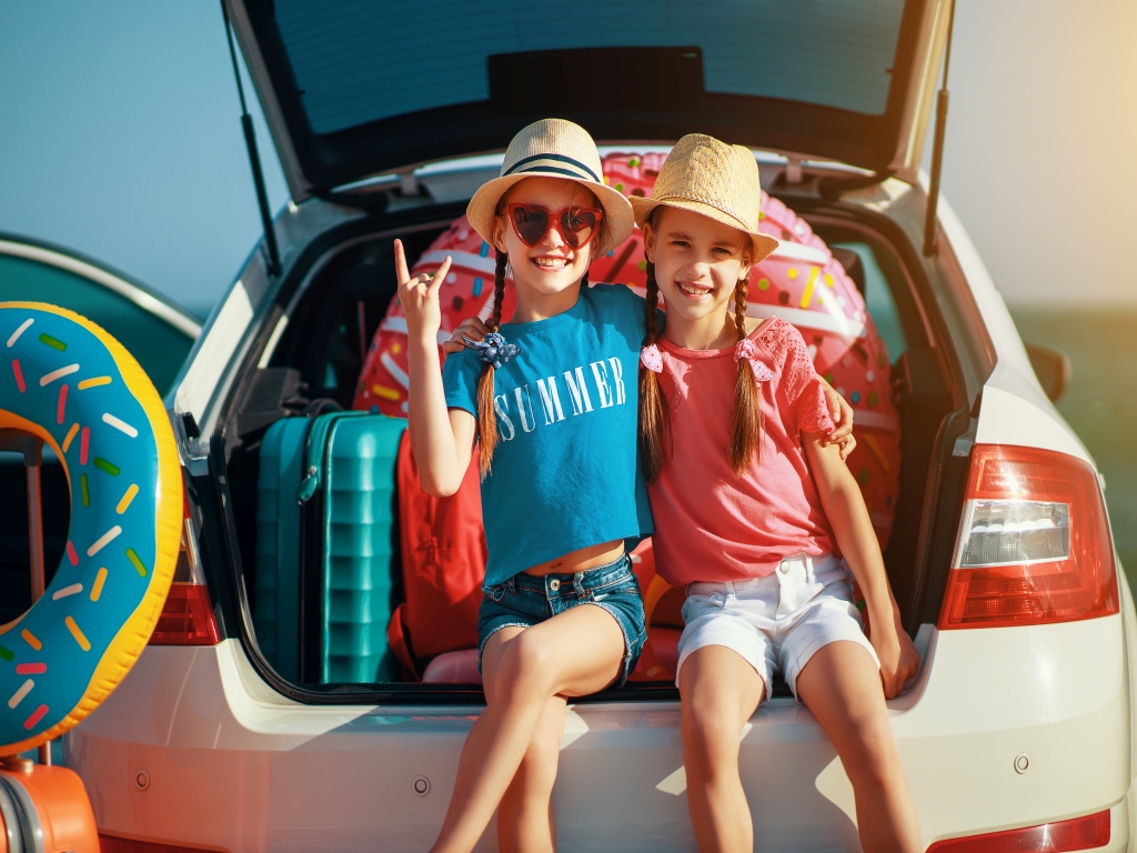 Lange Autofahrt mit Kindern: 50+ Tipps fürs entspannte Reisen »